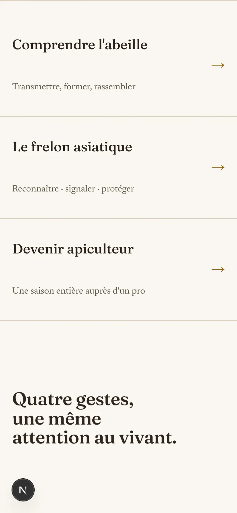 Les trois accès rapides en liste éditoriale sur mobile : Comprendre l'abeille, Le frelon asiatique, Devenir apiculteur, chacun avec sa flèche miel et un filet pleine largeur, puis le titre Quatre gestes, une même attention au vivant.