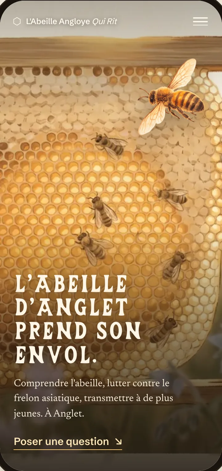 Le parti pris Immersion, retenu : la planche plein écran, l'abeille en haut à droite, le titre en Arverna crème posé dans la lumière, le sous-titre et le lien Poser une question.