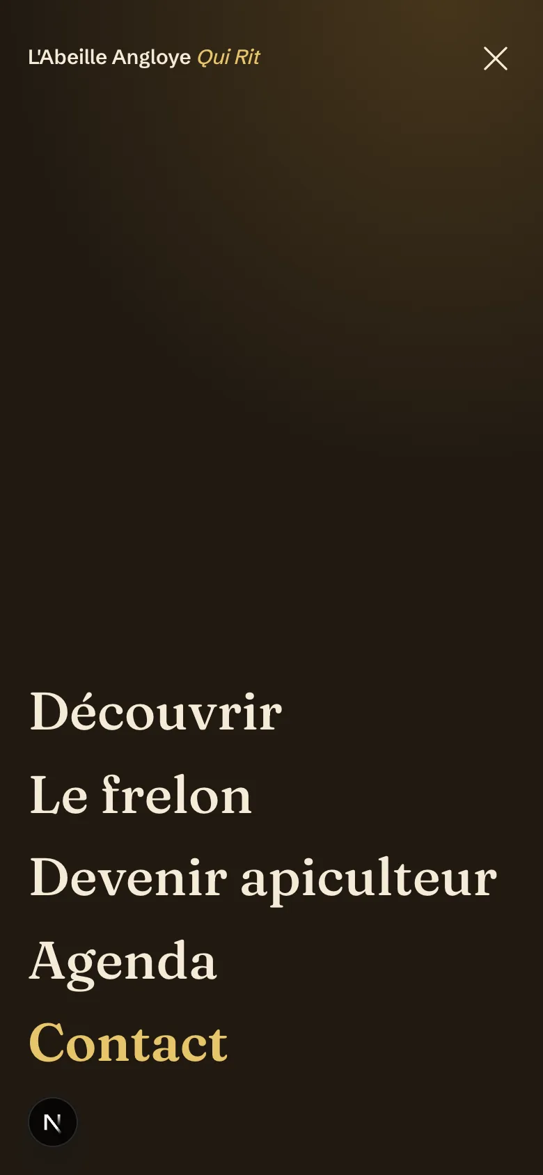 Le menu mobile ouvert : un fond d'encre chaude avec une lueur miel, cinq destinations en grandes lettres Fraunces ancrées en bas, Contact en miel.