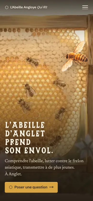 Le hero du site sur téléphone : la planche peinte plein écran, la marque et le bouton menu en haut, le titre L'abeille d'Anglet prend son envol en capitales Arverna crème sur un voile chaud, le sous-titre, et le jeton Poser une question.