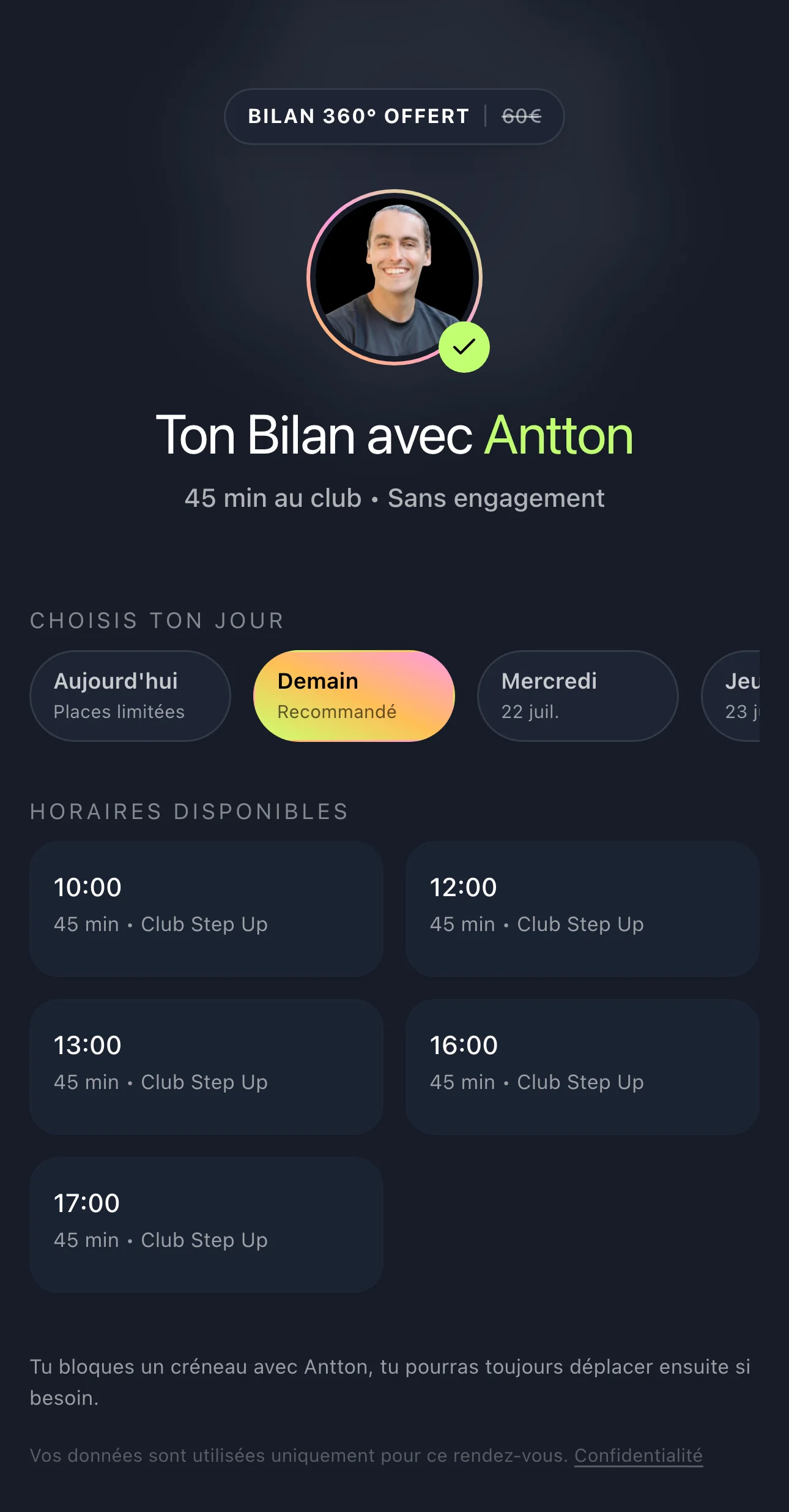 La même page sur téléphone, capture du 20 juillet 2026 : le badge de l'offre, le portrait du coach, Ton Bilan avec Antton, les jours Aujourd'hui (places limitées), Demain (recommandé, en dégradé), Mercredi 22 juillet, puis cinq créneaux de 45 minutes au club, 10 h, 12 h, 13 h, 16 h et 17 h, et la phrase : tu bloques un créneau avec Antton, tu pourras toujours déplacer ensuite si besoin.