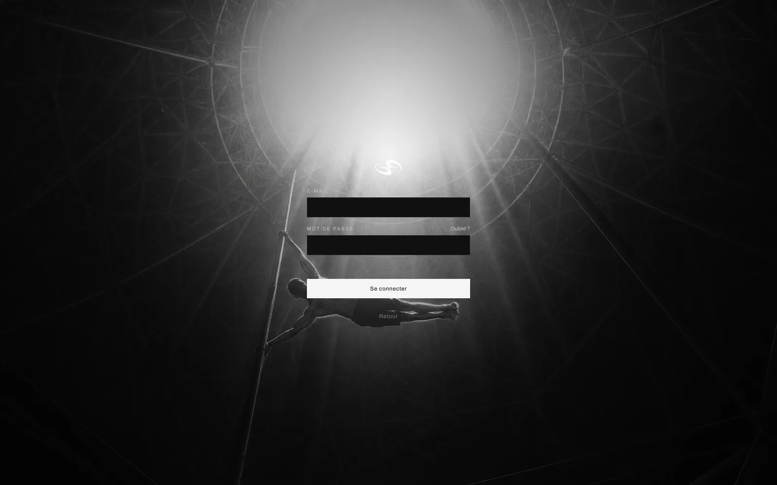 Le seuil ouvert : la scène s'est assombrie et rapprochée, et un formulaire de connexion naît dans la lumière de l'oculus, avec le monogramme, les champs E-mail et Mot de passe, le bouton Se connecter et un lien Retour.